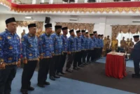 Bupati Pasbar Yulianto melantik 15 Pejabat Pimpinan Tinggi Pratama (Eselon II) di lingkungan Pemkab Pasbar, Senin (9/2), di Aula Kantor Bupati. (Foto: Diskominfo Pasbar)