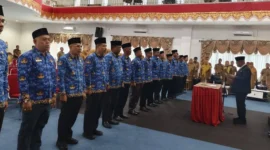 Bupati Pasbar Yulianto melantik 15 Pejabat Pimpinan Tinggi Pratama (Eselon II) di lingkungan Pemkab Pasbar, Senin (9/2), di Aula Kantor Bupati. (Foto: Diskominfo Pasbar)
