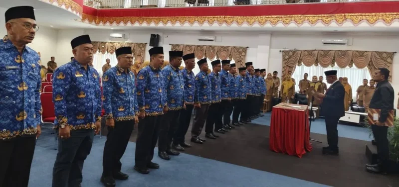Bupati Pasbar Yulianto melantik 15 Pejabat Pimpinan Tinggi Pratama (Eselon II) di lingkungan Pemkab Pasbar, Senin (9/2), di Aula Kantor Bupati. (Foto: Diskominfo Pasbar)