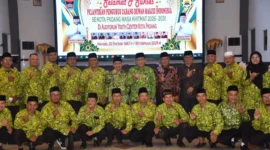 Wakil Wali Kota Padang Maigus Nasir foto bersama usai pelantikan PC DMI se-Kota Padang masa khidmat 2026–2031 di Gedung Bagindo Aziz Chan Youth Center, Minggu (8/2/2026). (Foto: Prokopim Padang)