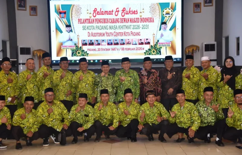 Wakil Wali Kota Padang Maigus Nasir foto bersama usai pelantikan PC DMI se-Kota Padang masa khidmat 2026–2031 di Gedung Bagindo Aziz Chan Youth Center, Minggu (8/2/2026). (Foto: Prokopim Padang)