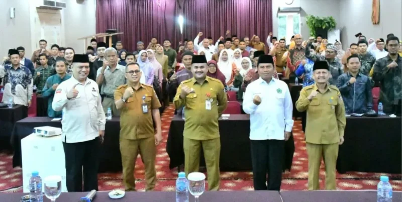 Pj Sekda Kota Padang, Raju Minropa membuka Pelatihan MoT Pesantren Ramadan Tingkat Kota Padang Tahun 1447 H/2026 di Hotel Rangkayo Basa, Selasa (3/2/2026). (Foto: Prokopim Padang)
