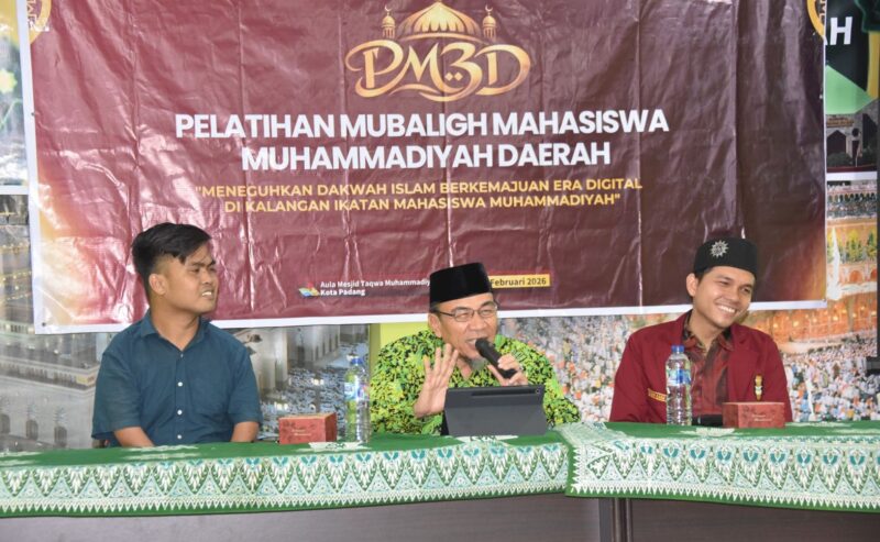 Wakil Wali Kota Padang Maigus Nasir memberikan materi pada Pelatihan Mubaligh Mahasiswa Muhammadiyah Daerah di Aula Masjid Taqwa Muhammadiyah, Minggu (8/2/2026). (Foto: Prokopim Padang)