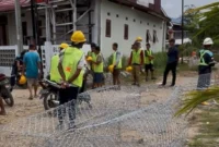 Pekerjaan pemasangan batu bronjong untuk memperkuat tebing Sungai Batang Aia Dingin, Kota Padang, mulai dilaksanakan. (Foto: Diskominfo Padang)