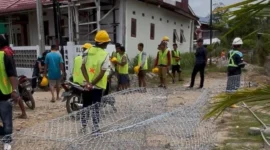Pekerjaan pemasangan batu bronjong untuk memperkuat tebing Sungai Batang Aia Dingin, Kota Padang, mulai dilaksanakan. (Foto: Diskominfo Padang)