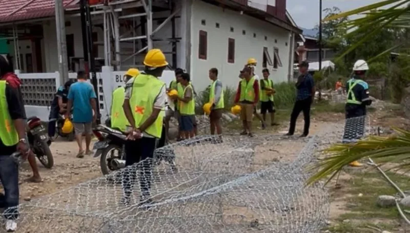 Pekerjaan pemasangan batu bronjong untuk memperkuat tebing Sungai Batang Aia Dingin, Kota Padang, mulai dilaksanakan. (Foto: Diskominfo Padang)