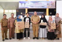 Wali Kota Pariaman Yota Balad menyerahkan perlengkapan usaha untuk mendukung produksi cake, kue kering, dan minuman kekinian. (Foto: Kominfo Kota Pariaman)
