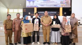 Wali Kota Pariaman Yota Balad menyerahkan perlengkapan usaha untuk mendukung produksi cake, kue kering, dan minuman kekinian. (Foto: Kominfo Kota Pariaman)