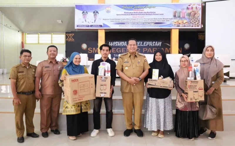Wali Kota Pariaman Yota Balad menyerahkan perlengkapan usaha untuk mendukung produksi cake, kue kering, dan minuman kekinian. (Foto: Kominfo Kota Pariaman)