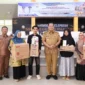 Wali Kota Pariaman Yota Balad menyerahkan perlengkapan usaha untuk mendukung produksi cake, kue kering, dan minuman kekinian. (Foto: Kominfo Kota Pariaman)
