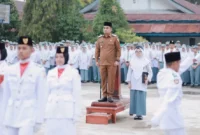 Wali Kota Solok Dr Ramadhani Kirana Putra menjadi pembina upacara bendera di SMA Negeri 3 Kota Solok, Senin (9/2/2026). (Foto: Pemko Solok)