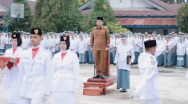 Wali Kota Solok Dr Ramadhani Kirana Putra menjadi pembina upacara bendera di SMA Negeri 3 Kota Solok, Senin (9/2/2026). (Foto: Pemko Solok)