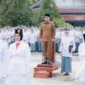 Wali Kota Solok Dr Ramadhani Kirana Putra menjadi pembina upacara bendera di SMA Negeri 3 Kota Solok, Senin (9/2/2026). (Foto: Pemko Solok)