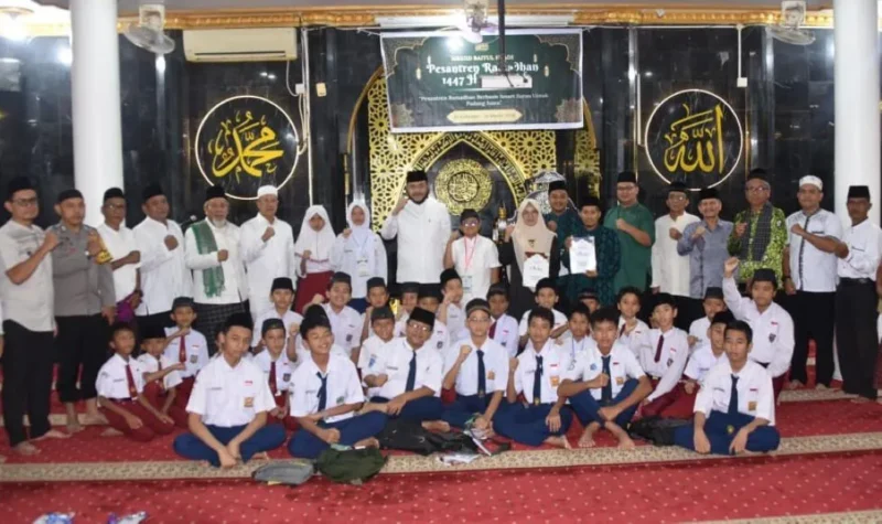 Wali Kota Padang Fadly Amran membuka secara resmi Pesantren Ramadan 1447 H se-Kota Padang di Masjid Baitul Haadi Aur Duri Indah, kelurahan Parak Gadang Timur, Kecamatan Padang Timur Senin (23/2/2026). (Foto: Prokopim Padang)