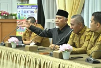 Gubernur Sumatera Barat Mahyeldi Ansharullah dalam rapat koordinasi di rumah dinas Bupati Limapuluh Kota, Selasa (24/2/2026). (Foto: ADPSB)