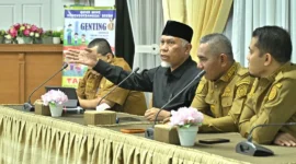 Gubernur Sumatera Barat Mahyeldi Ansharullah dalam rapat koordinasi di rumah dinas Bupati Limapuluh Kota, Selasa (24/2/2026). (Foto: ADPSB)