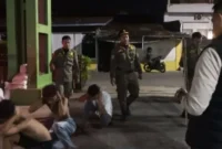 Satpol PP Padang mengamankan empat pelajar yang diduga hendak tawuran di kawasan Gunung Pangilun,  Jumat (20/2/2026) malam. (Foto: Humas Satpol PP Padang)