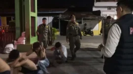 Satpol PP Padang mengamankan empat pelajar yang diduga hendak tawuran di kawasan Gunung Pangilun,  Jumat (20/2/2026) malam. (Foto: Humas Satpol PP Padang)