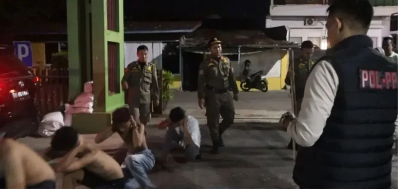 Satpol PP Padang mengamankan empat pelajar yang diduga hendak tawuran di kawasan Gunung Pangilun,  Jumat (20/2/2026) malam. (Foto: Humas Satpol PP Padang)