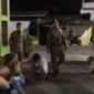 Satpol PP Padang mengamankan empat pelajar yang diduga hendak tawuran di kawasan Gunung Pangilun,  Jumat (20/2/2026) malam. (Foto: Humas Satpol PP Padang)
