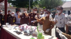 Wakil Bupati Pessel, Risnaldi Ibrahim bersama Kajari Mohd Radyan memusnahkan barang bukti, disaksikan unsur Forkopimda. (Foto: Dok. Niks)