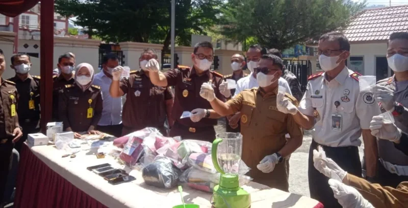 Wakil Bupati Pessel, Risnaldi Ibrahim bersama Kajari Mohd Radyan memusnahkan barang bukti, disaksikan unsur Forkopimda. (Foto: Dok. Niks)