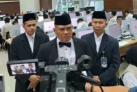 Direktur Jenderal Pelayanan Haji Kemenhaj, Ian Heriyawan meninjau proses pemvisaan di Kantor Kemenhaj RI, Jakarta. (Foto: Kemenhaj)