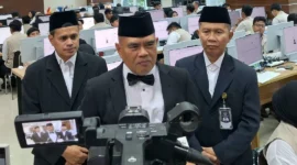 Direktur Jenderal Pelayanan Haji Kemenhaj, Ian Heriyawan meninjau proses pemvisaan di Kantor Kemenhaj RI, Jakarta. (Foto: Kemenhaj)