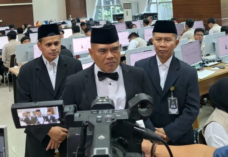 Direktur Jenderal Pelayanan Haji Kemenhaj, Ian Heriyawan meninjau proses pemvisaan di Kantor Kemenhaj RI, Jakarta. (Foto: Kemenhaj)