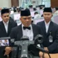 Direktur Jenderal Pelayanan Haji Kemenhaj, Ian Heriyawan meninjau proses pemvisaan di Kantor Kemenhaj RI, Jakarta. (Foto: Kemenhaj)