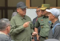Sekretaris Daerah Provinsi Sumbar, Arry Yuswandi saat meninjau kawasan terdampak bencana di Lembah Anai, Senin (16/2/2026). (Foto: ADPSB)