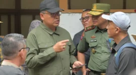 Sekretaris Daerah Provinsi Sumbar, Arry Yuswandi saat meninjau kawasan terdampak bencana di Lembah Anai, Senin (16/2/2026). (Foto: ADPSB)