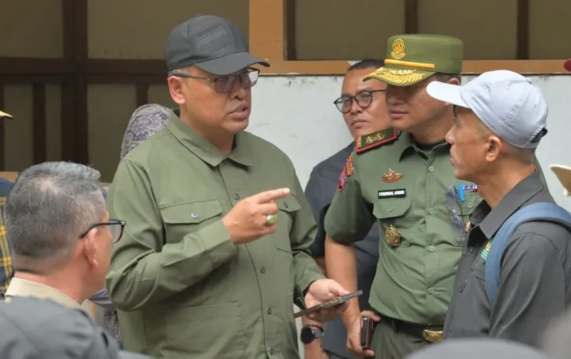 Sekretaris Daerah Provinsi Sumbar, Arry Yuswandi saat meninjau kawasan terdampak bencana di Lembah Anai, Senin (16/2/2026). (Foto: ADPSB)