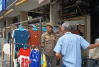 Petugas Satpol PP Padang melakukan penataan selasar Pasar Raya Padang, Selasa (3/2/2026). (Foto: Humas Satpol PP Padang)