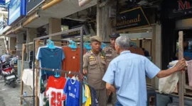 Petugas Satpol PP Padang melakukan penataan selasar Pasar Raya Padang, Selasa (3/2/2026). (Foto: Humas Satpol PP Padang)