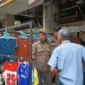 Petugas Satpol PP Padang melakukan penataan selasar Pasar Raya Padang, Selasa (3/2/2026). (Foto: Humas Satpol PP Padang)