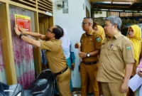 Penempelan stiker keluarga miskin di Kelurahan Silaing Bawah, Kecamatan Padang Panjang Barat, Senin (23/2/2025). (Foto: Kominfo Padang Panjang)
