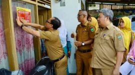 Penempelan stiker keluarga miskin di Kelurahan Silaing Bawah, Kecamatan Padang Panjang Barat, Senin (23/2/2025). (Foto: Kominfo Padang Panjang)