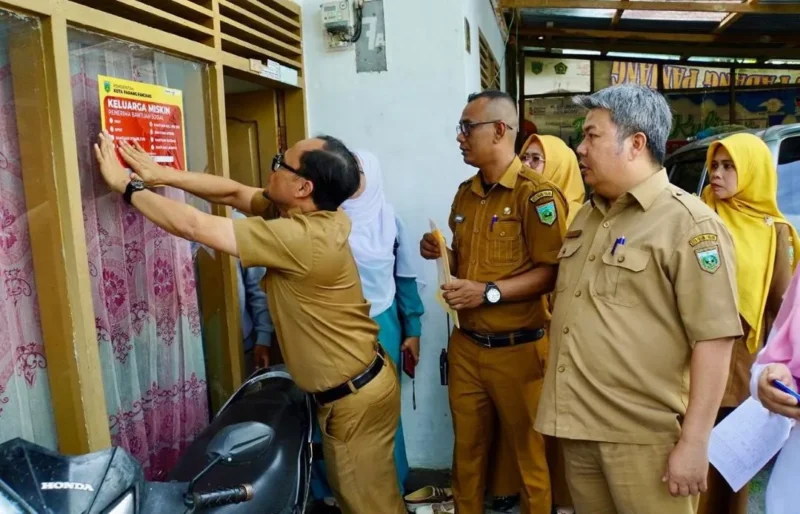 Penempelan stiker keluarga miskin di Kelurahan Silaing Bawah, Kecamatan Padang Panjang Barat, Senin (23/2/2025). (Foto: Kominfo Padang Panjang)