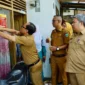 Penempelan stiker keluarga miskin di Kelurahan Silaing Bawah, Kecamatan Padang Panjang Barat, Senin (23/2/2025). (Foto: Kominfo Padang Panjang)
