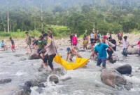 Aparat kepolisian dibantu warga mengevakuasi mayat berjenis kelamin perempuan di Batang Tarusan, Rabu (4/2/2025). (Foto: Dok. Humas Polres Pessel)