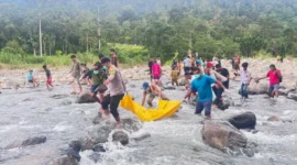 Aparat kepolisian dibantu warga mengevakuasi mayat berjenis kelamin perempuan di Batang Tarusan, Rabu (4/2/2025). (Foto: Dok. Humas Polres Pessel)