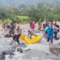 Aparat kepolisian dibantu warga mengevakuasi mayat berjenis kelamin perempuan di Batang Tarusan, Rabu (4/2/2025). (Foto: Dok. Humas Polres Pessel)
