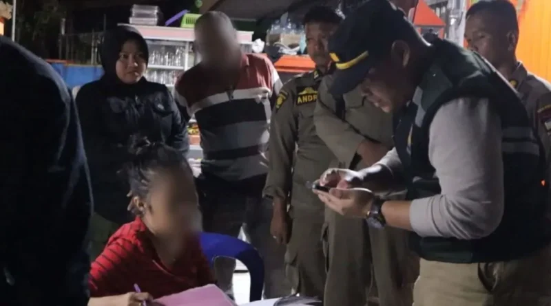 Petugas Satpol PP Padang melaksanakan patroli, pengawasan dan penertiban wilayah Kota Padang. (Foto: Humas Satpol PP Padang) 