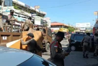 Petugas Satpol PP Padang bersama tim gabungan menertibkan lapal PKL di selasar Pasar Raya Padang, Rabu (4/2/2026). (Foto: Humas Satpol PP Padang)