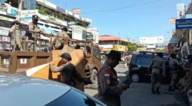 Petugas Satpol PP Padang bersama tim gabungan menertibkan lapal PKL di selasar Pasar Raya Padang, Rabu (4/2/2026). (Foto: Humas Satpol PP Padang)