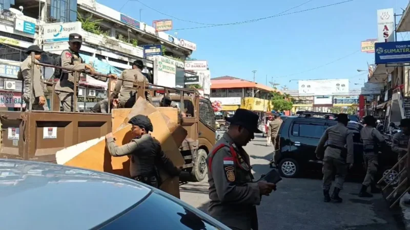 Petugas Satpol PP Padang bersama tim gabungan menertibkan lapal PKL di selasar Pasar Raya Padang, Rabu (4/2/2026). (Foto: Humas Satpol PP Padang)