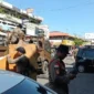 Petugas Satpol PP Padang bersama tim gabungan menertibkan lapal PKL di selasar Pasar Raya Padang, Rabu (4/2/2026). (Foto: Humas Satpol PP Padang)
