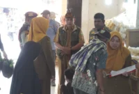 Pemerintah Kota Padang Panjang menertibkan gelandangan dan pengemis (gepeng) di kawasan Pasar Pusat, Senin (23/2/2026). (Foto: Kominfo Padang Panjang)