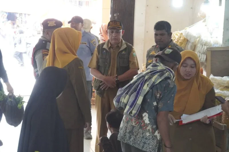 Pemerintah Kota Padang Panjang menertibkan gelandangan dan pengemis (gepeng) di kawasan Pasar Pusat, Senin (23/2/2026). (Foto: Kominfo Padang Panjang)